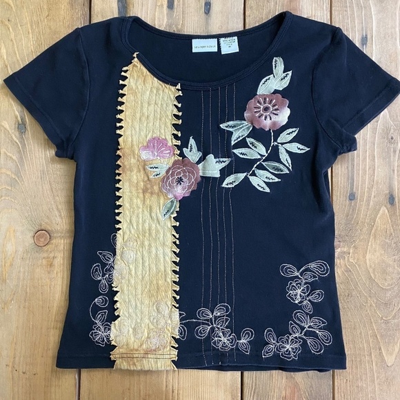 Newport News Black Tee Embroidered Floral  M‎ - Picture 1 of 9